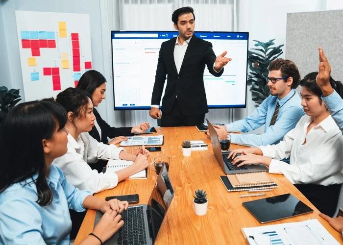 The Connection Between Leadership, Employee Engagement, and Customer Experience